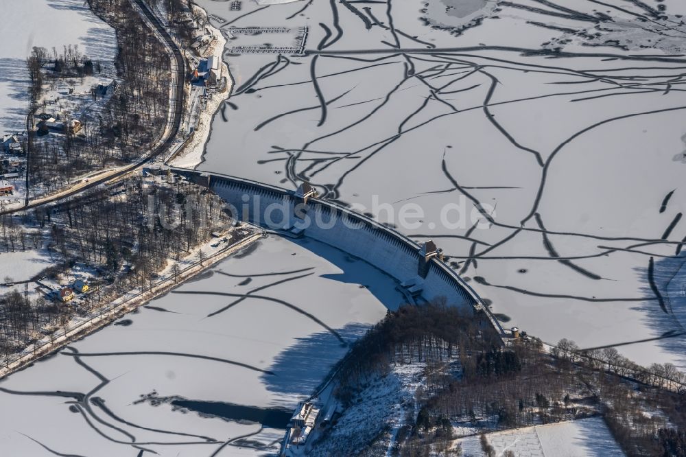 Möhnesee aus der Vogelperspektive: Winterluftbild Uferbereiche des Sees Möhnesee in Möhnesee im Bundesland Nordrhein-Westfalen, Deutschland