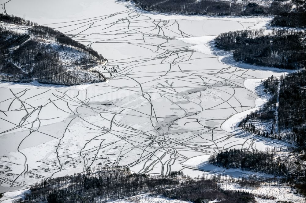 Möhnesee von oben - Winterluftbild Uferbereiche des Sees Möhnesee in Möhnesee im Bundesland Nordrhein-Westfalen, Deutschland