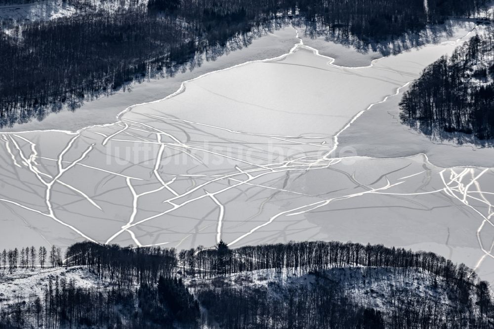 Luftbild Möhnesee - Winterluftbild Uferbereiche des Sees Möhnesee in Möhnesee im Bundesland Nordrhein-Westfalen, Deutschland