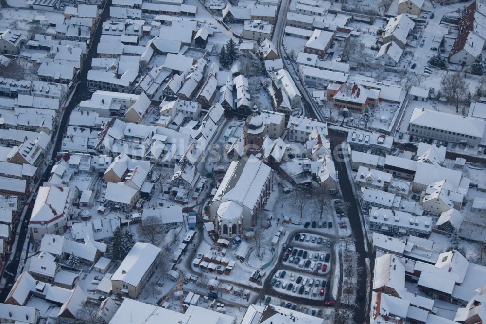 Luftbild Kandel - Winterluftbild des Veranstaltungsgeländes des Weihnachtsmarkt Kandeler Christkindl-Markt und Verkaufs- Hütten und Buden auf dem Marktplatz um die Sankt Georgskirche in Kandel im Bundesland Rheinland-Pfalz, Deutschland