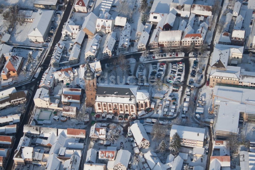 Luftaufnahme Kandel - Winterluftbild des Veranstaltungsgeländes des Weihnachtsmarkt Kandeler Christkindl-Markt und Verkaufs- Hütten und Buden auf dem Marktplatz um die Sankt Georgskirche in Kandel im Bundesland Rheinland-Pfalz, Deutschland