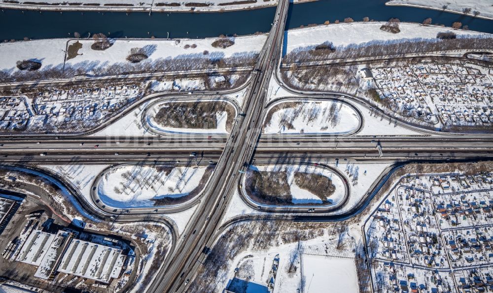 Luftaufnahme Duisburg - Winterluftbild Verkehrsführung am Autobahnkreuz der BAB A40 A59 im Ortsteil Duisburg Mitte in Duisburg im Bundesland Nordrhein-Westfalen, Deutschland