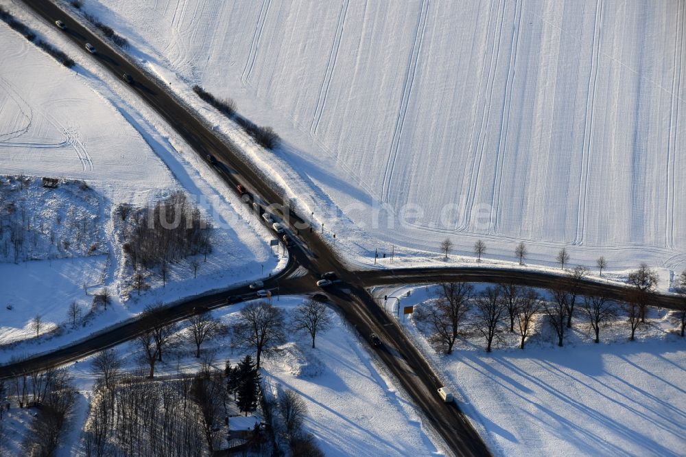 Fredersdorf-Vogelsdorf aus der Vogelperspektive: Winterluftbild Verlauf der Straßenkreuzung Fredersdorfer Chaussee - Landstraße L33 im Ortsteil Fredersdorf in Fredersdorf-Vogelsdorf im Bundesland Brandenburg