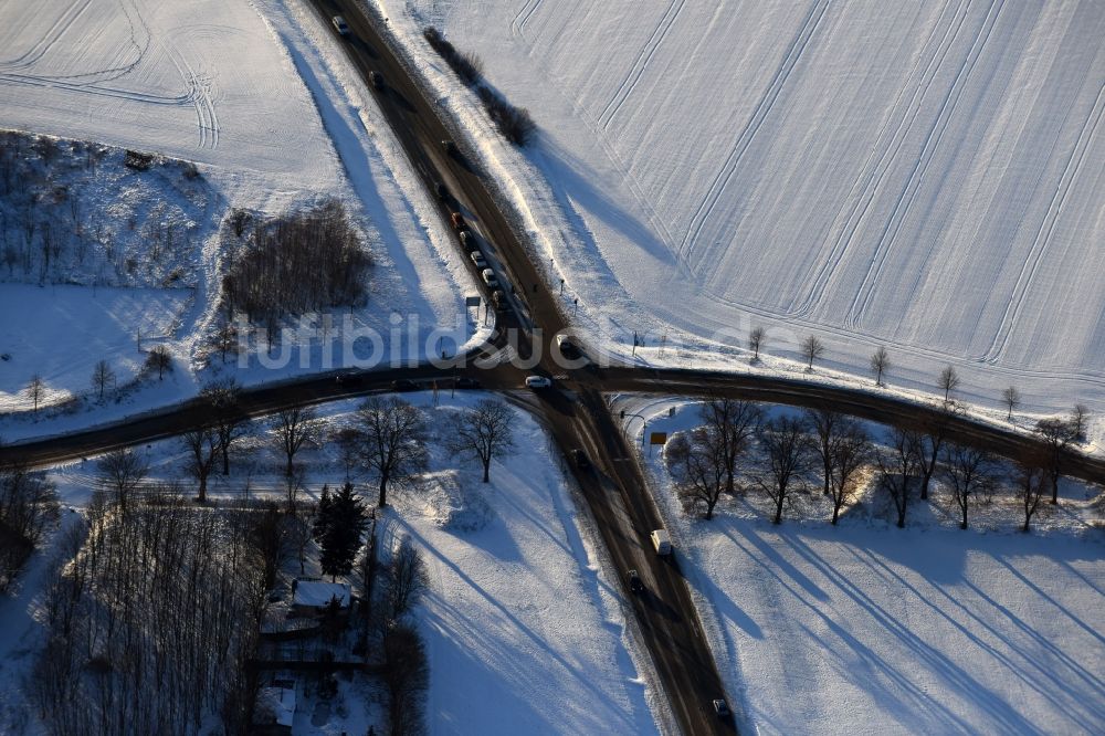 Luftbild Fredersdorf-Vogelsdorf - Winterluftbild Verlauf der Straßenkreuzung Fredersdorfer Chaussee - Landstraße L33 im Ortsteil Fredersdorf in Fredersdorf-Vogelsdorf im Bundesland Brandenburg