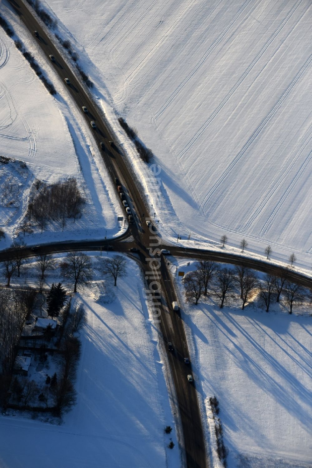 Luftaufnahme Fredersdorf-Vogelsdorf - Winterluftbild Verlauf der Straßenkreuzung Fredersdorfer Chaussee - Landstraße L33 im Ortsteil Fredersdorf in Fredersdorf-Vogelsdorf im Bundesland Brandenburg