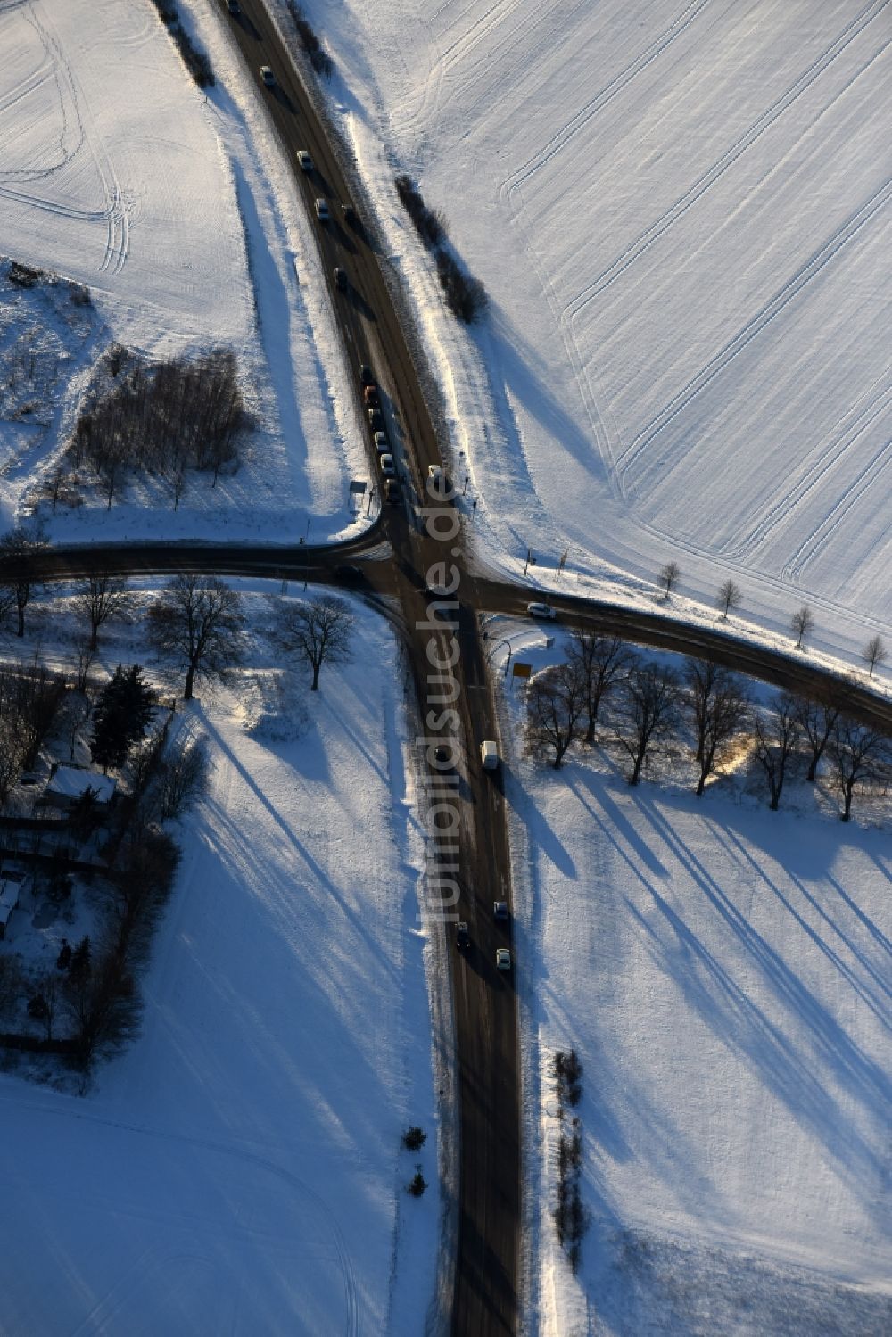 Fredersdorf-Vogelsdorf von oben - Winterluftbild Verlauf der Straßenkreuzung Fredersdorfer Chaussee - Landstraße L33 im Ortsteil Fredersdorf in Fredersdorf-Vogelsdorf im Bundesland Brandenburg