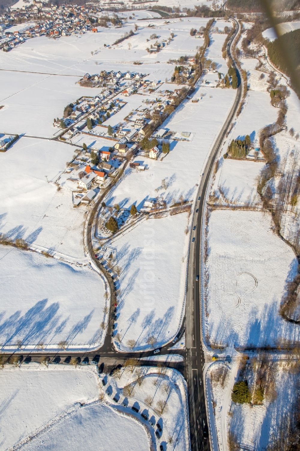 Rüthen aus der Vogelperspektive: Winterluftbild Verlauf der Straßenkreuzung Schützenstraße Ecke Provinzialstraße in Rüthen im Bundesland Nordrhein-Westfalen