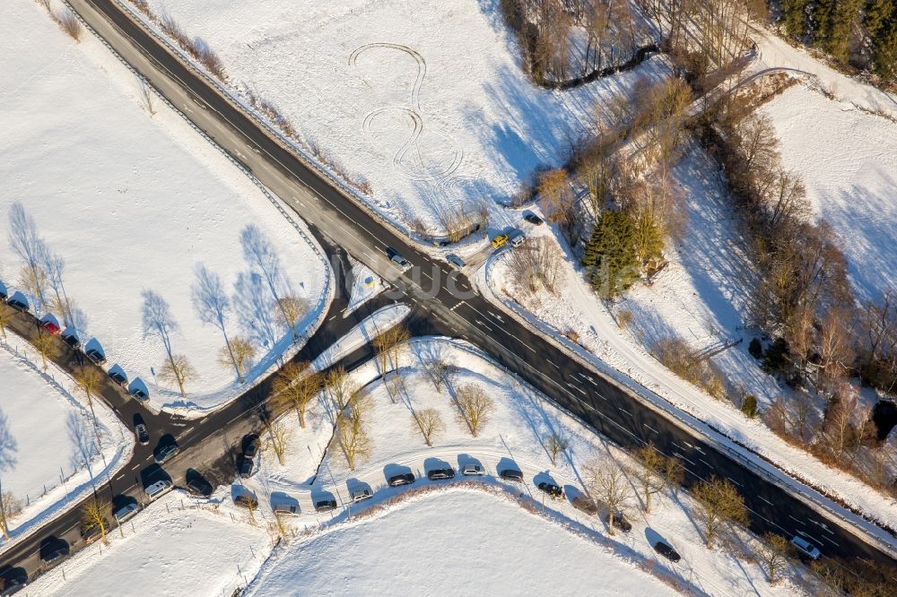 Luftbild Rüthen - Winterluftbild Verlauf der Straßenkreuzung Schützenstraße Ecke Provinzialstraße in Rüthen im Bundesland Nordrhein-Westfalen