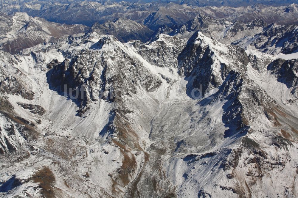 Luftaufnahme Bregaglia - Winterluftbild von verschneiten Alpengipfel in den Schweizer Alpen im Kanton Graubünden, Schweiz