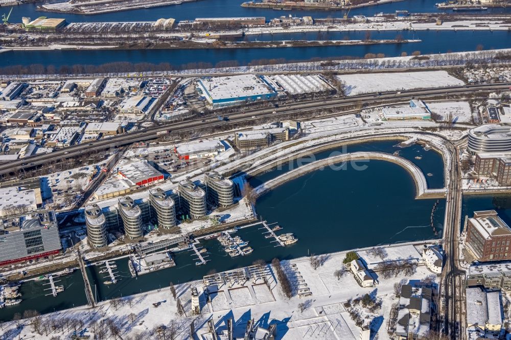 Luftaufnahme Duisburg - Winterluftbild Verwaltungsgebäude am Yachthafen Marina in Duisburg im Bundesland Nordrhein-Westfalen