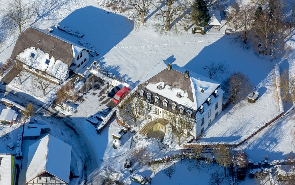 Luftaufnahme Brilon - Winterluftbild Villa im Wohngebiet einer Einfamilienhaus- Siedlung im Ortsteil Scharfenberg in Brilon im Bundesland Nordrhein-Westfalen