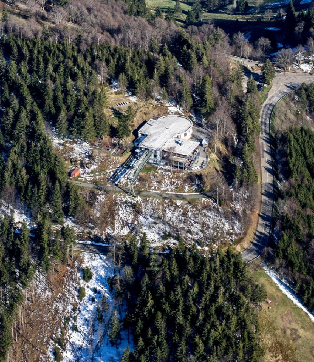 Freiburg im Breisgau von oben - Winterluftbild Wald und Berglandschaft der Bergstation Schainslandbahn in Freiburg im Breisgau im Bundesland Baden-Württemberg