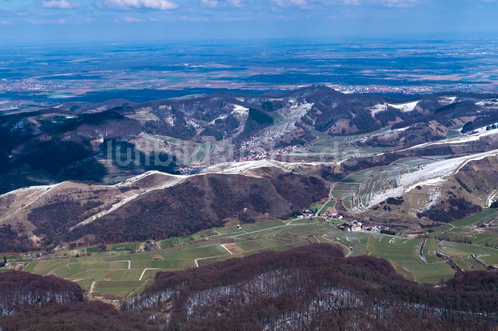 Luftaufnahme Vogtsburg im Kaiserstuhl - Winterluftbild Wald und Berglandschaft Des Kaiserstuhl in Vogtsburg im Kaiserstuhl im Bundesland Baden-Württemberg, Deutschland