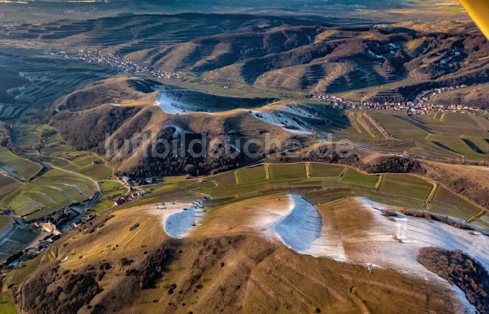 Luftbild Vogtsburg im Kaiserstuhl - Winterluftbild Wald und Berglandschaft am Kaiserstuhl in Vogtsburg im Kaiserstuhl im Bundesland Baden-Württemberg, Deutschland