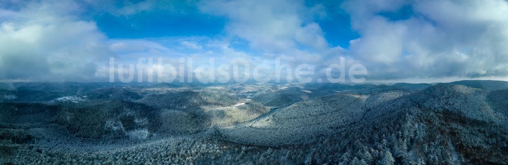 Bobenthal aus der Vogelperspektive: Winterluftbild Wald und Berglandschaft des Wasgaus in Bobenthal im Bundesland Rheinland-Pfalz, Deutschland