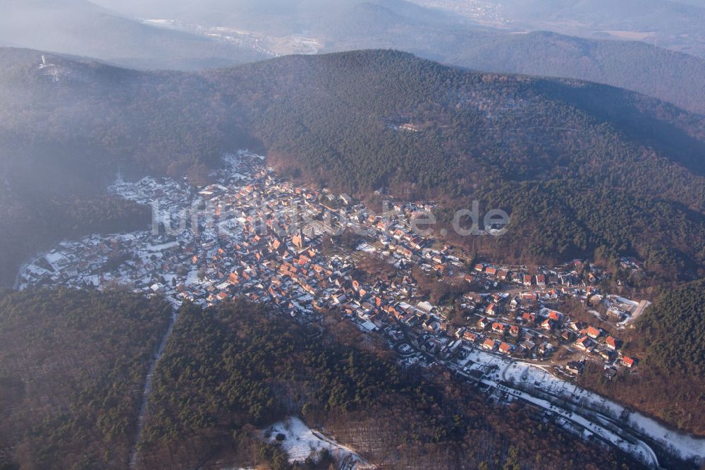 Luftbild Dörrenbach - Winterluftbild Von Wald umgebene Ortsansicht in Dörrenbach im Bundesland Rheinland-Pfalz, Deutschland