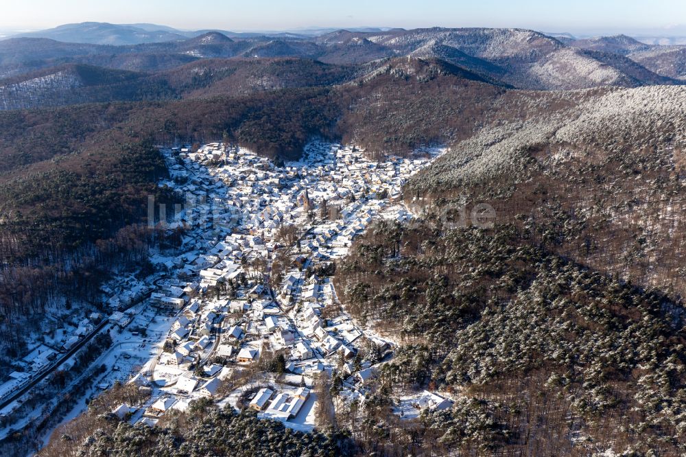 Luftaufnahme Dörrenbach - Winterluftbild Von Wald umgebene Ortsansicht in Dörrenbach im Bundesland Rheinland-Pfalz, Deutschland