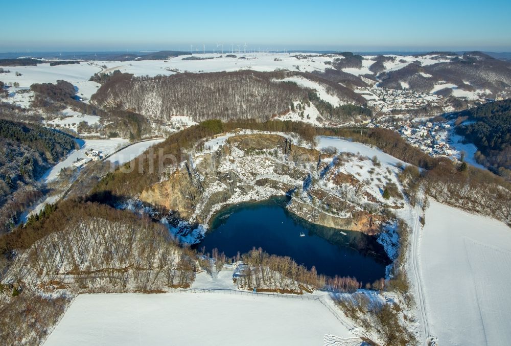 Luftaufnahme Brilon - Winterluftbild Waldgebiet am See im Berg / Messinghausener See in Brilon im Bundesland Nordrhein-Westfalen