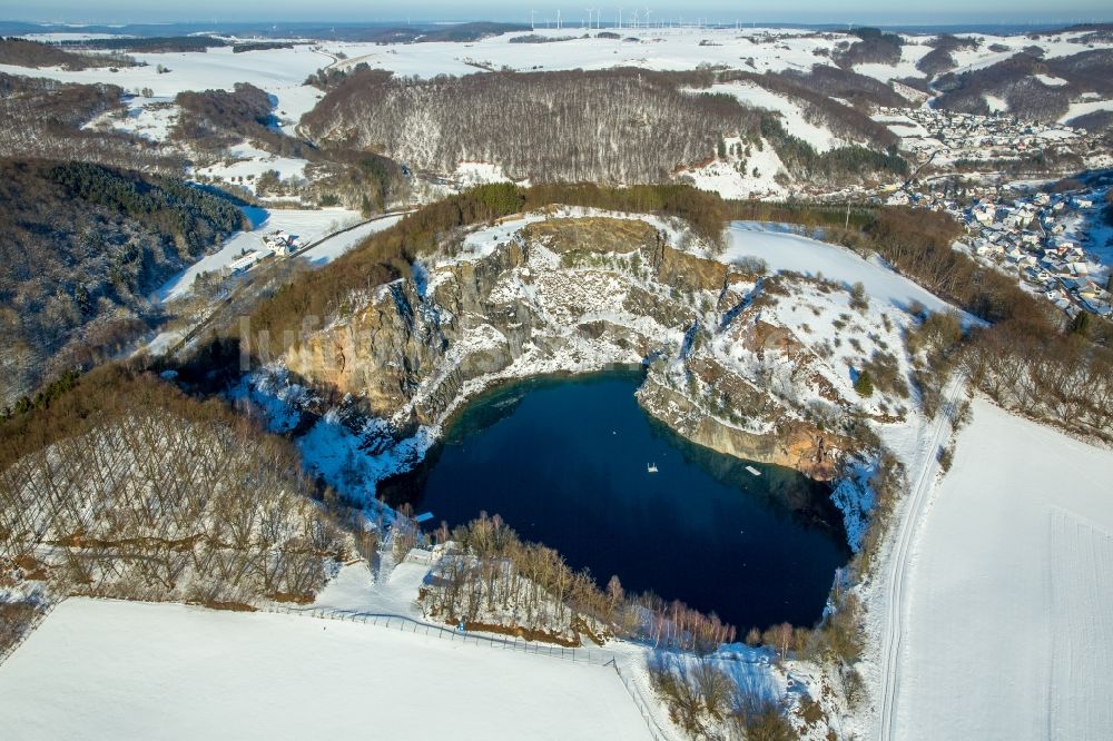 Brilon von oben - Winterluftbild Waldgebiet am See im Berg / Messinghausener See in Brilon im Bundesland Nordrhein-Westfalen