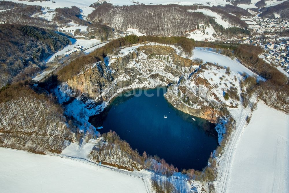 Brilon aus der Vogelperspektive: Winterluftbild Waldgebiet am See im Berg / Messinghausener See in Brilon im Bundesland Nordrhein-Westfalen