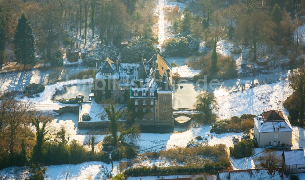 Luftbild Neheim - Winterluftbild Wassergraben mit Wasserschloß Schloss Höllinghofen in Neheim im Bundesland Nordrhein-Westfalen