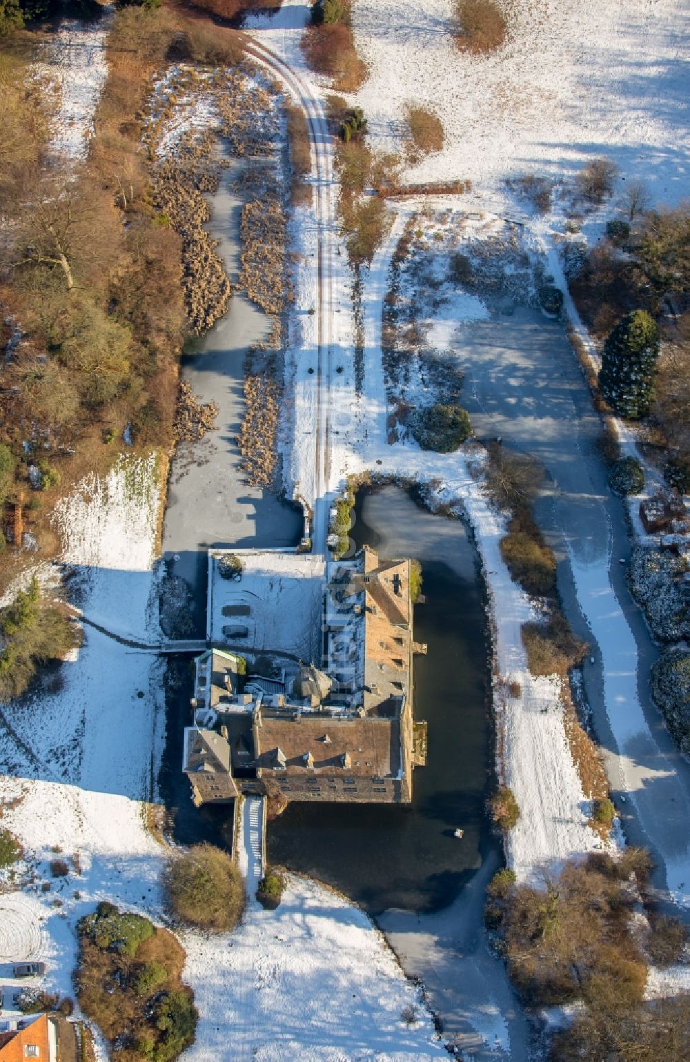 Neheim von oben - Winterluftbild Wassergraben mit Wasserschloß Schloss Höllinghofen in Neheim im Bundesland Nordrhein-Westfalen