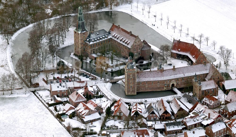 Luftbild Raesfeld - Winterluftbild Wassergraben mit Wasserschloß Schloss in Raesfeld im Bundesland Nordrhein-Westfalen, Deutschland