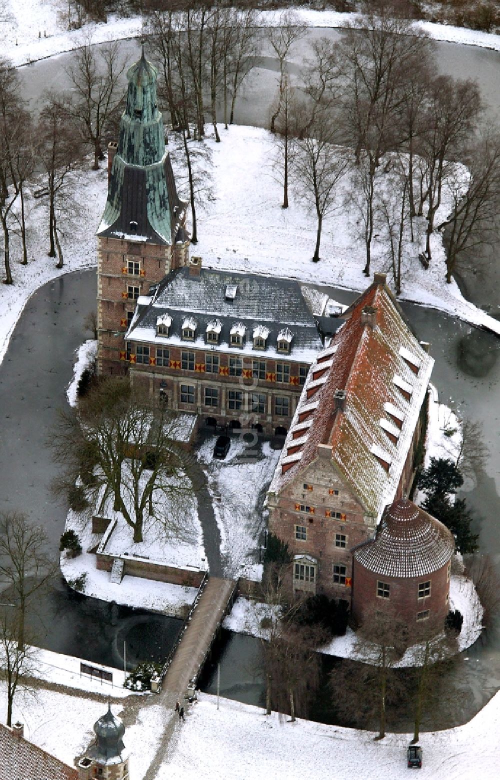 Luftaufnahme Raesfeld - Winterluftbild Wassergraben mit Wasserschloß Schloss in Raesfeld im Bundesland Nordrhein-Westfalen, Deutschland