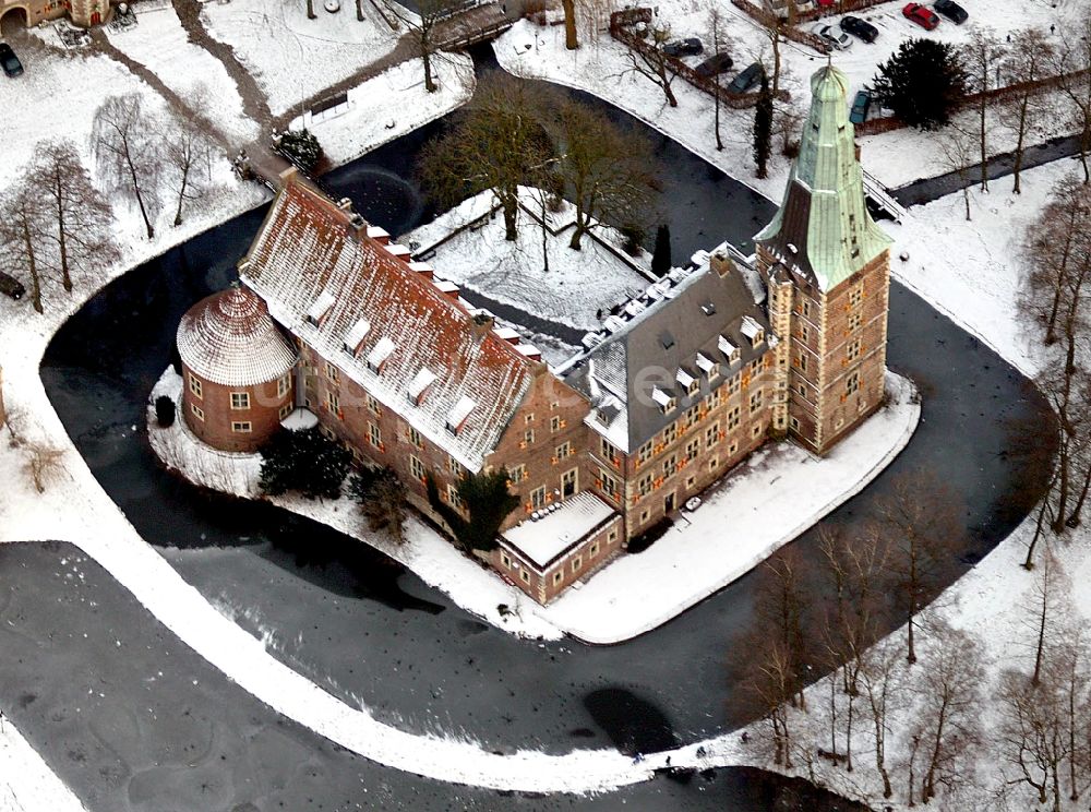 Raesfeld von oben - Winterluftbild Wassergraben mit Wasserschloß Schloss in Raesfeld im Bundesland Nordrhein-Westfalen, Deutschland