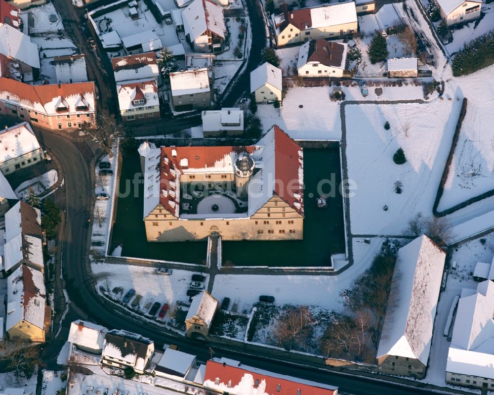 Luftaufnahme Stein am Kocher - Winterluftbild Wassergraben mit Wasserschloss Schloss Schloss Presteneck in Stein am Kocher im Bundesland Baden-Württemberg, Deutschland