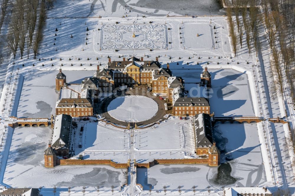 Nordkirchen aus der Vogelperspektive: Winterluftbild Wasserschloss Schloss Schloss Nordkirchen in Nordkirchen im Bundesland Nordrhein-Westfalen, Deutschland