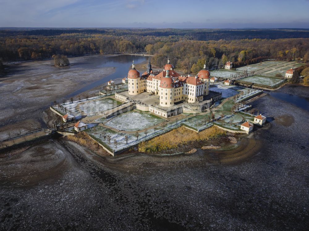 Moritzburg aus der Vogelperspektive: Winterluftbild Wasserschloss und Schloßpark in Moritzburg im Bundesland Sachsen, Deutschland