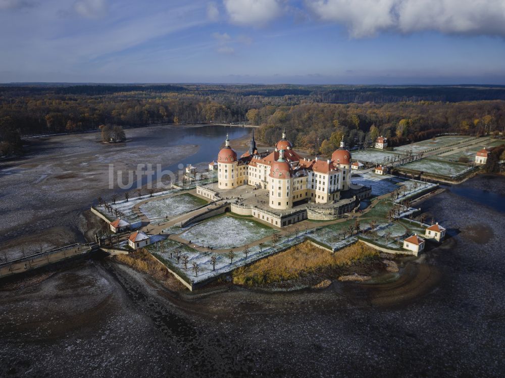 Luftbild Moritzburg - Winterluftbild Wasserschloss und Schloßpark in Moritzburg im Bundesland Sachsen, Deutschland