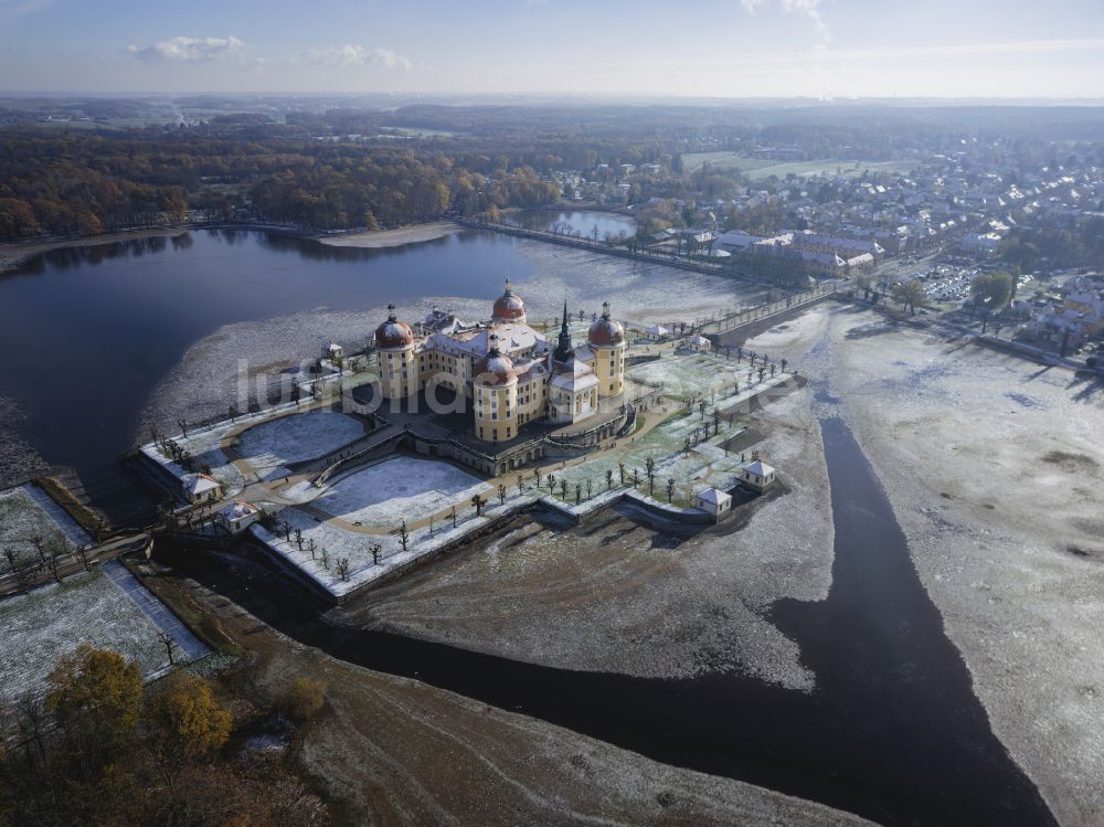 Luftaufnahme Moritzburg - Winterluftbild Wasserschloss und Schloßpark in Moritzburg im Bundesland Sachsen, Deutschland