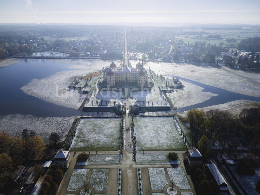 Moritzburg von oben - Winterluftbild Wasserschloss und Schloßpark in Moritzburg im Bundesland Sachsen, Deutschland