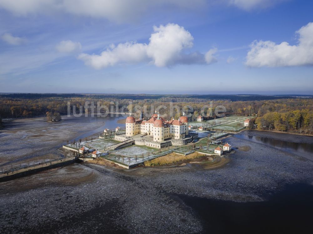 Moritzburg aus der Vogelperspektive: Winterluftbild Wasserschloss und Schloßpark in Moritzburg im Bundesland Sachsen, Deutschland