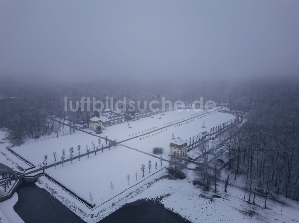 Moritzburg von oben - Winterluftbild Wasserschloss und Schloßpark in Moritzburg im Bundesland Sachsen, Deutschland