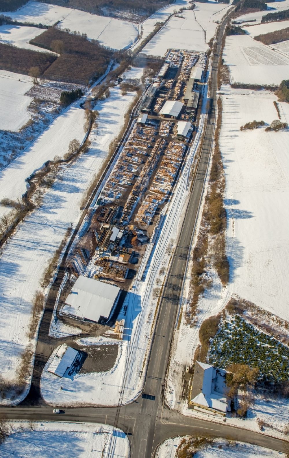 Luftaufnahme Rüthen - Winterluftbild Werksgelände der Ernst Fisch GmbH & Co. KG Möhnetal in Rüthen im Bundesland Nordrhein-Westfalen