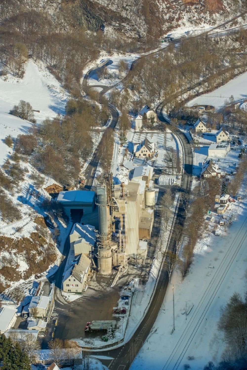 Luftaufnahme Brilon - Winterluftbild Werksgelände der Rheinkalk GmbH im Ortsteil Messinghausen in Brilon im Bundesland Nordrhein-Westfalen