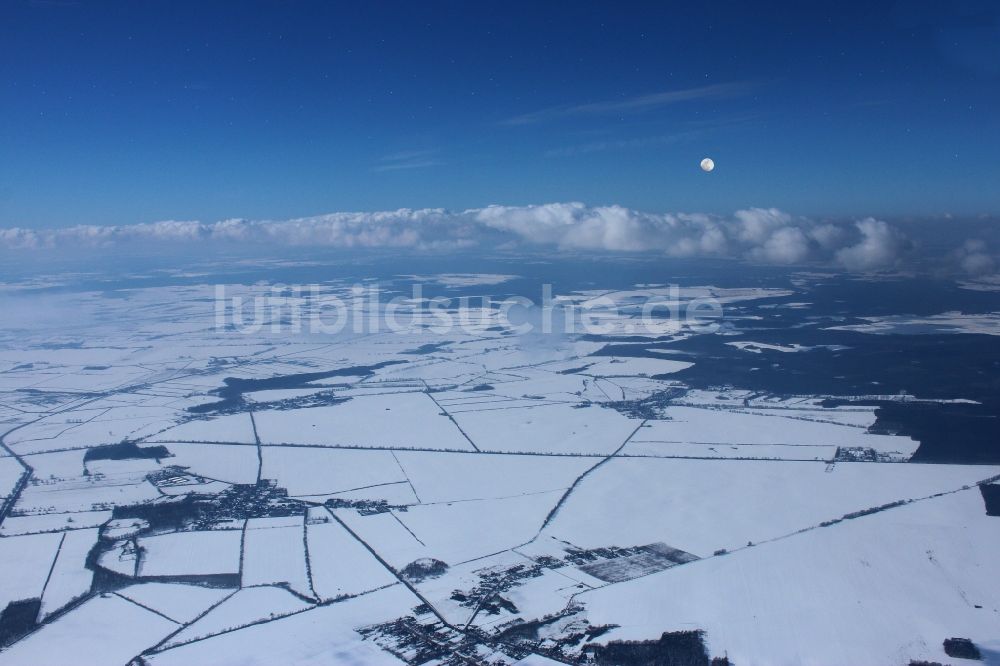 Luftaufnahme Fehrbellin - Winterluftbild Wetterlage mit Wolkenbildung in Fehrbellin im Bundesland Brandenburg