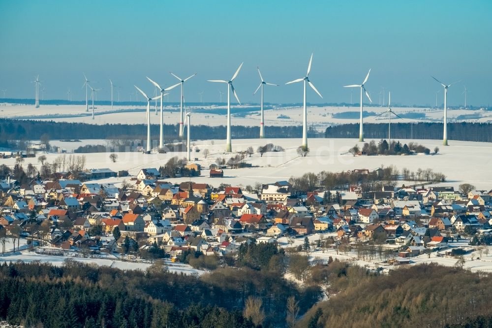 Luftbild Marsberg - Winterluftbild Windenergieanlagen (WEA) - Windrad- auf einem Feld in Marsberg im Bundesland Nordrhein-Westfalen