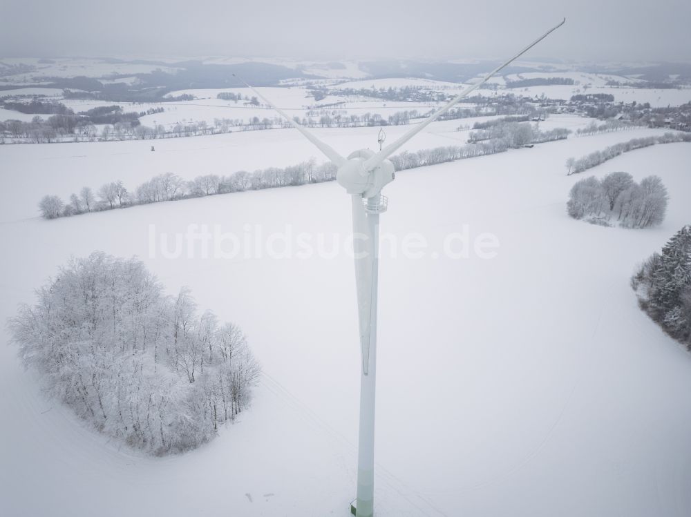 Wolkenstein aus der Vogelperspektive: Winterluftbild Windkraftanlagen auf einem Feld in Wolkenstein im Bundesland Sachsen, Deutschland