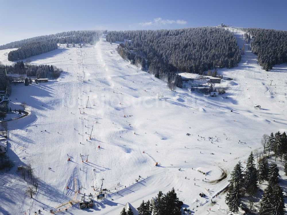 Kurort Oberwiesenthal aus der Vogelperspektive: Winterluftbild Winterluftbild Abfahrts- Skipiste mit Liftanlage auf dem Fichtelberg in Kurort Oberwiesenthal im Bundesland Sachsen, Deutschland