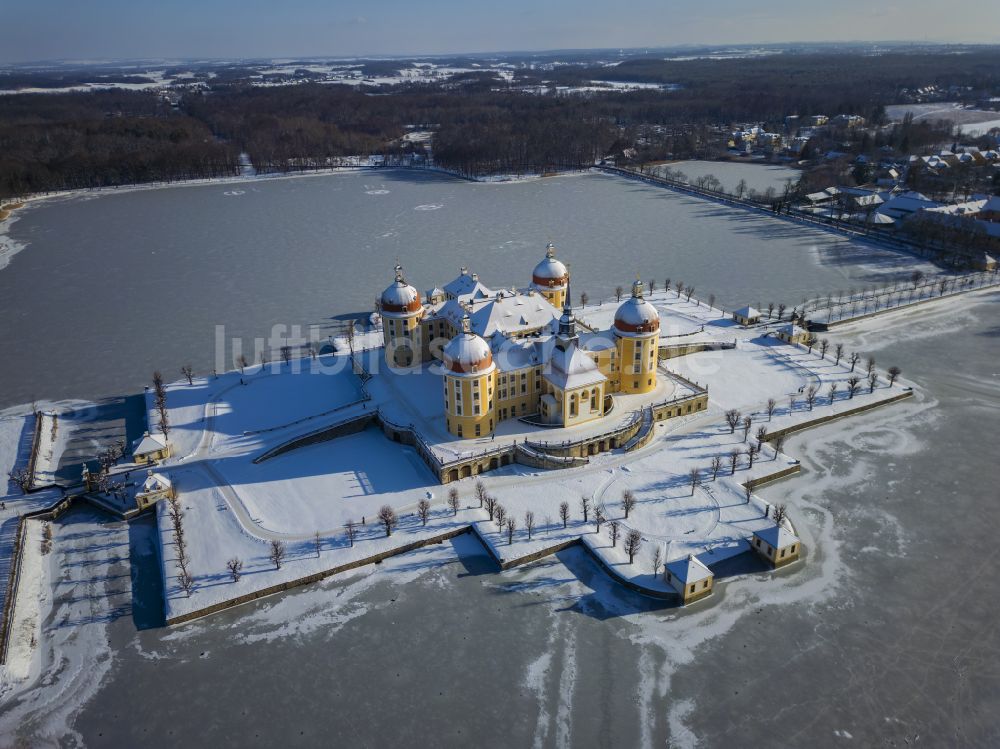 Moritzburg aus der Vogelperspektive: Winterluftbild Winterluftbild Wasserschloss und Schloßpark in Moritzburg im Bundesland Sachsen, Deutschland