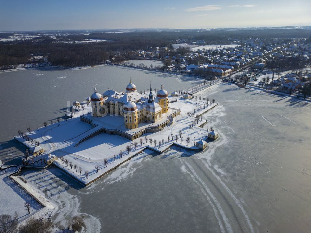 Luftbild Moritzburg - Winterluftbild Winterluftbild Wasserschloss und Schloßpark in Moritzburg im Bundesland Sachsen, Deutschland