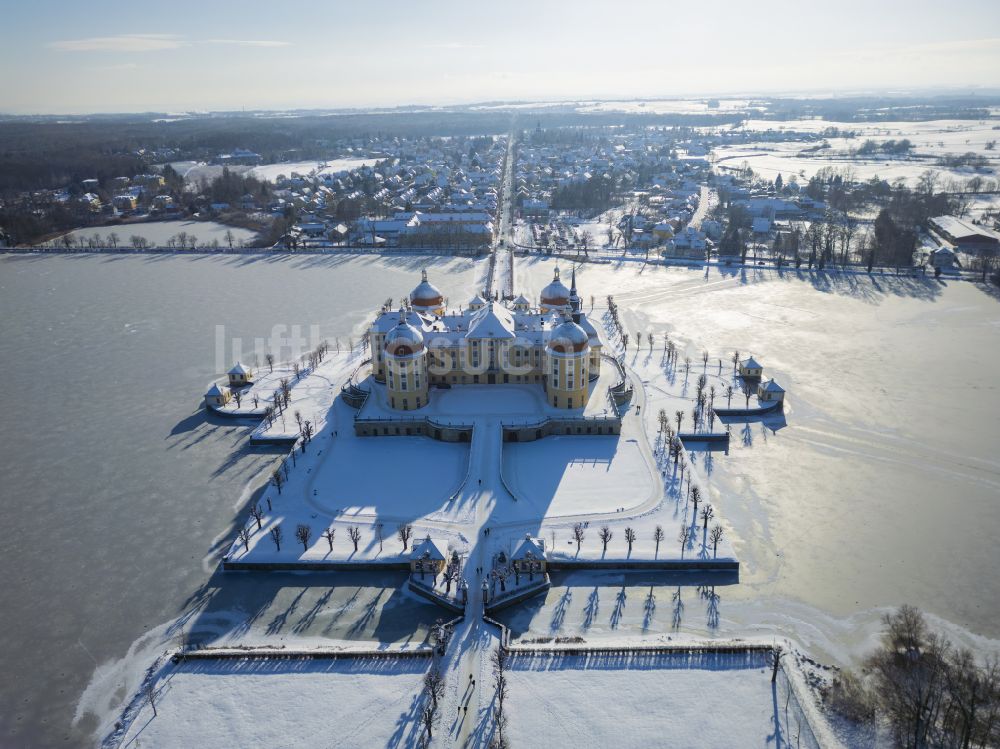 Luftaufnahme Moritzburg - Winterluftbild Winterluftbild Wasserschloss und Schloßpark in Moritzburg im Bundesland Sachsen, Deutschland