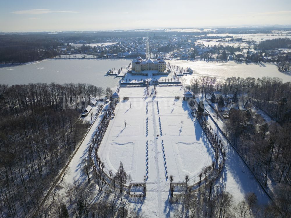 Moritzburg von oben - Winterluftbild Winterluftbild Wasserschloss und Schloßpark in Moritzburg im Bundesland Sachsen, Deutschland