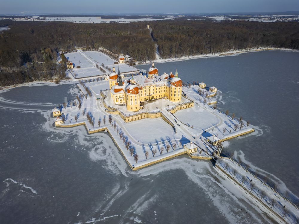 Moritzburg aus der Vogelperspektive: Winterluftbild Winterluftbild Wasserschloss und Schloßpark in Moritzburg im Bundesland Sachsen, Deutschland