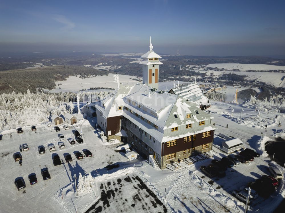 Oberwiesenthal von oben - Winterluftbild Wintersportgebiet am Fichtelberghaus in Oberwiesenthal im Bundesland Sachsen, Deutschland