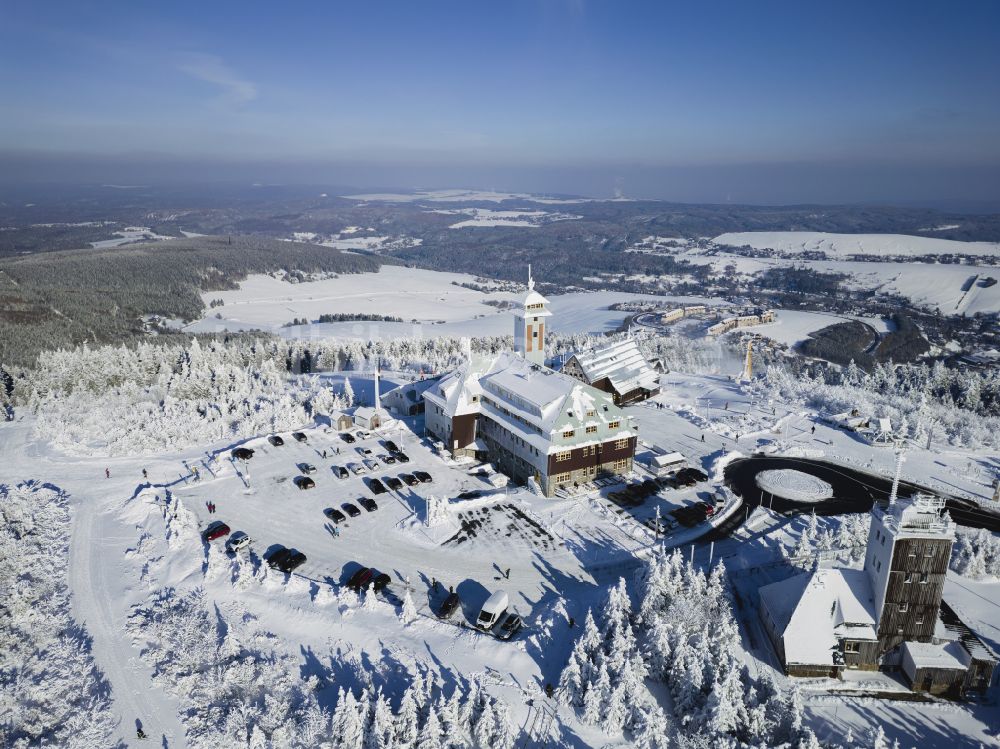 Oberwiesenthal aus der Vogelperspektive: Winterluftbild Wintersportgebiet am Fichtelberghaus in Oberwiesenthal im Bundesland Sachsen, Deutschland